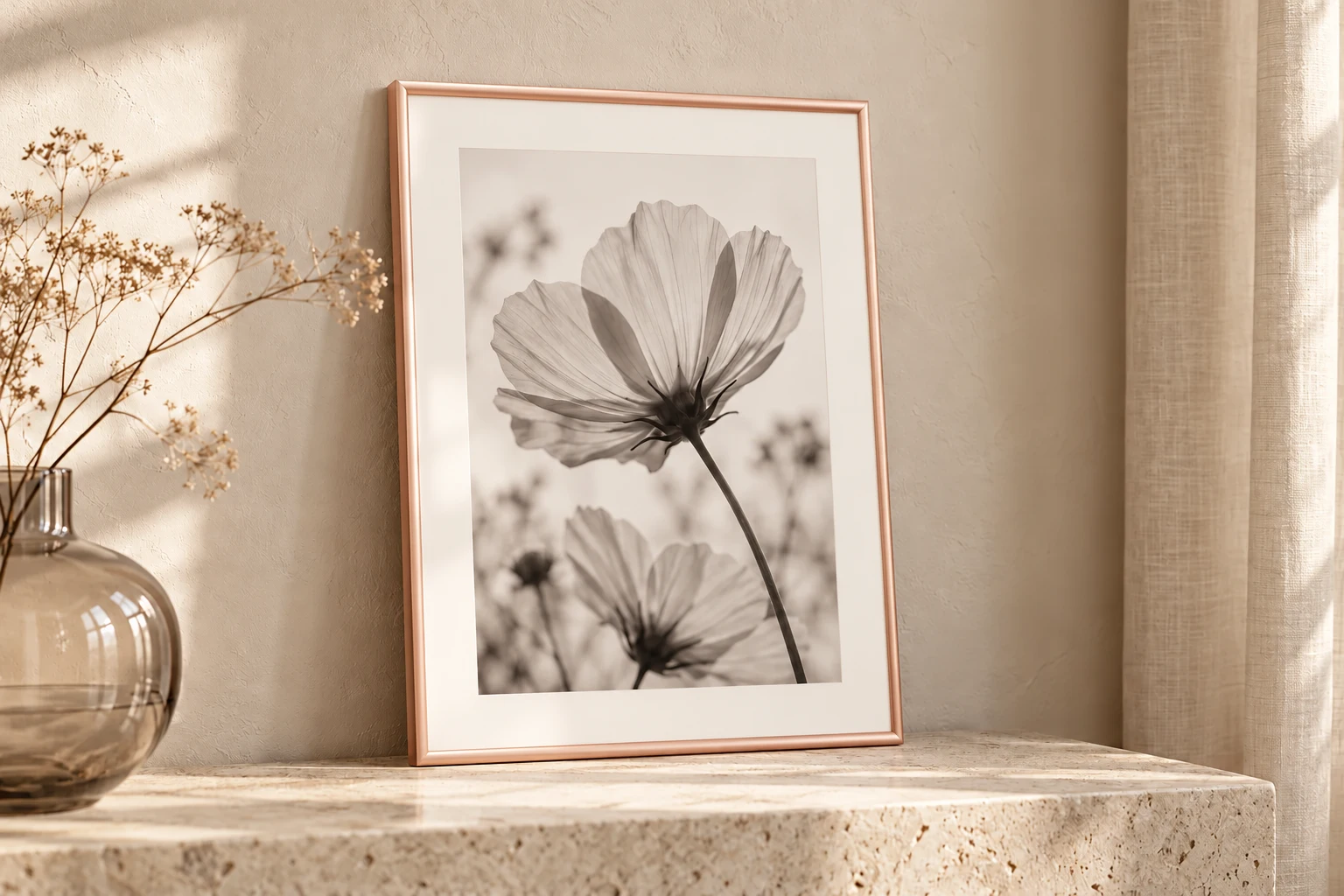 Een rosékleurige fotolijst in een rustig interieur met natuurlijk daglicht