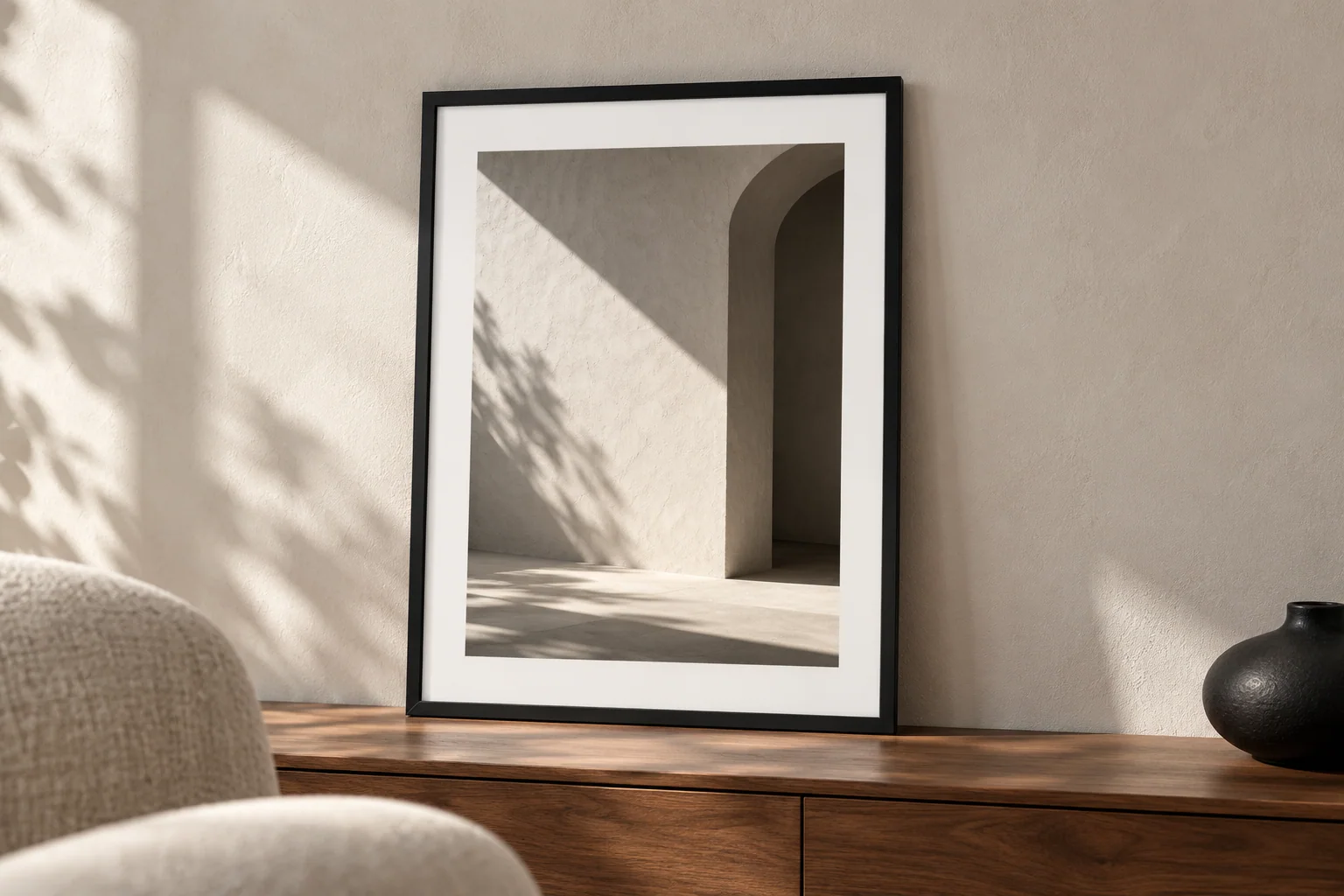 Een zwarte fotolijst in een rustig interieur met natuurlijk daglicht