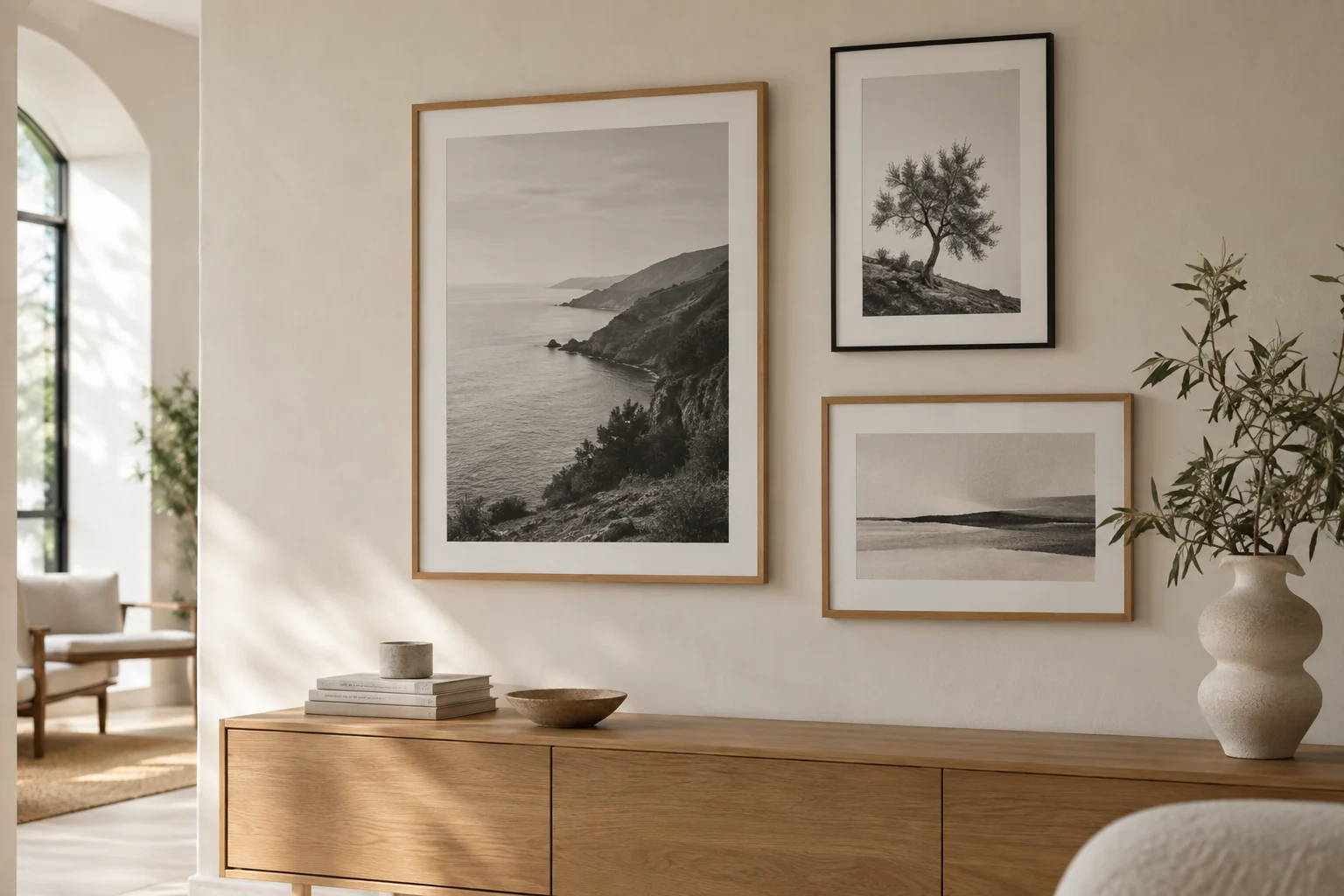Ein warmes Wohnzimmer mit einer sorgfältig zusammengestellten Bilderwand